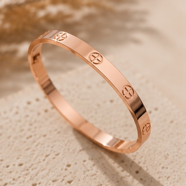 'Sealed' Bangle